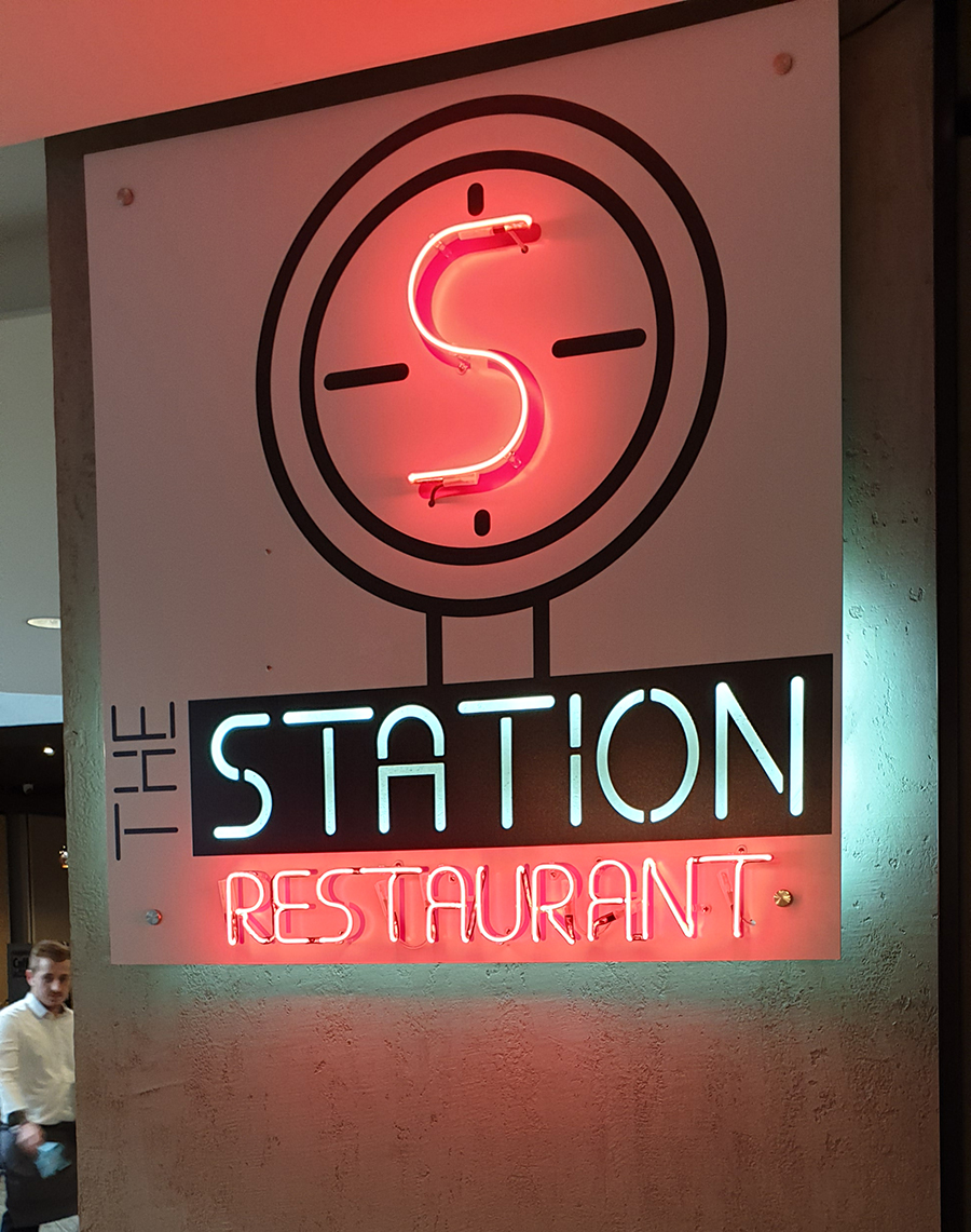 Hajlított neon tábla Accor 900 széles